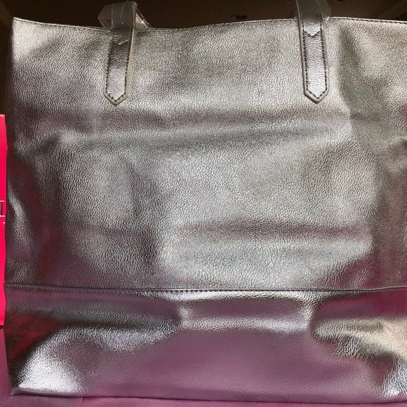 Bloomingdale's Handbags - BLOOMINGDALE'S SHOULDER BAG! NWT Bloomingdale's Handbags - BLOOMINGDALE'S SHOULDER BAG! NWT